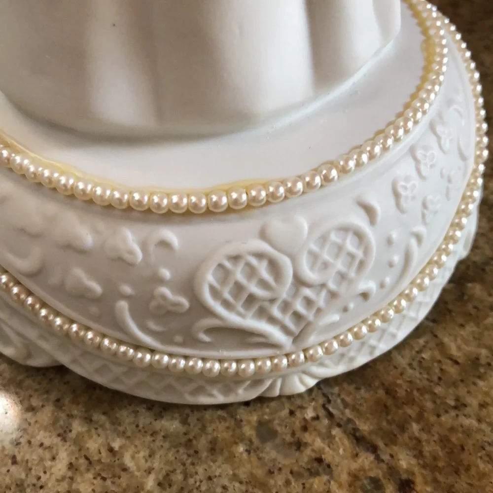 EHW Wedding Cake Bride & Groom Topper/Music Box 